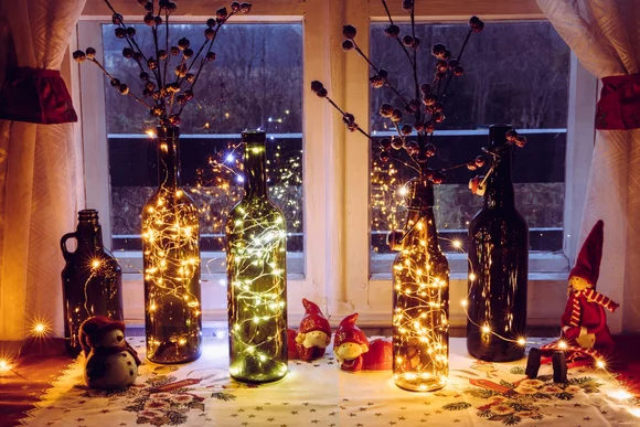 Weihnachtsdeko mit Lichterketten in Flaschen